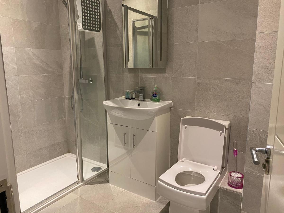Central Hub Two Bedroom & Two Bathrooms Serviced * Milton Keynes